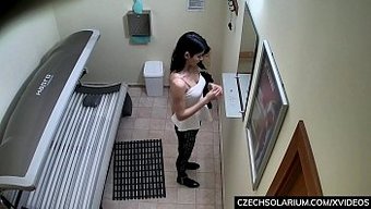 少女在高清视频中自慰