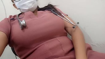 一个性感的熟女在工作...