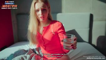 继妹享受派对并用塞子...