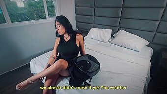 我和继母在酒店房间里做爱。