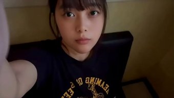 卡拉ok酒吧的包间里...