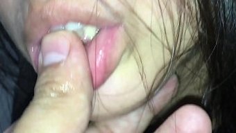 我的继妹在浴室里淘气...