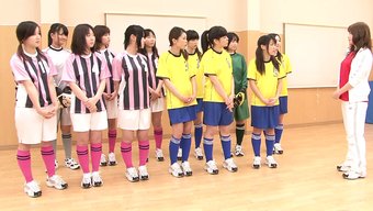 日本女孩在足球队里被...