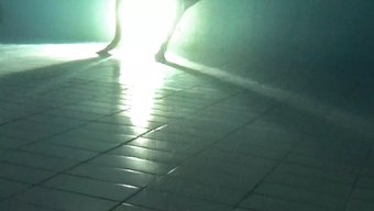 情侣在黑暗中的热水池性爱