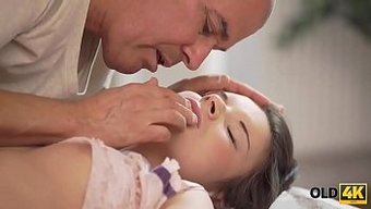 青少年(18+)在卧...