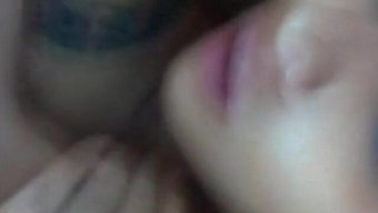 拉丁美女在自制视频中...