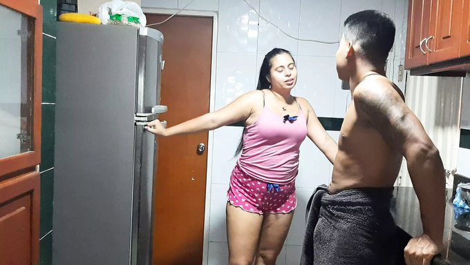 学生在厨房里和她的继兄弟欺骗她的男友