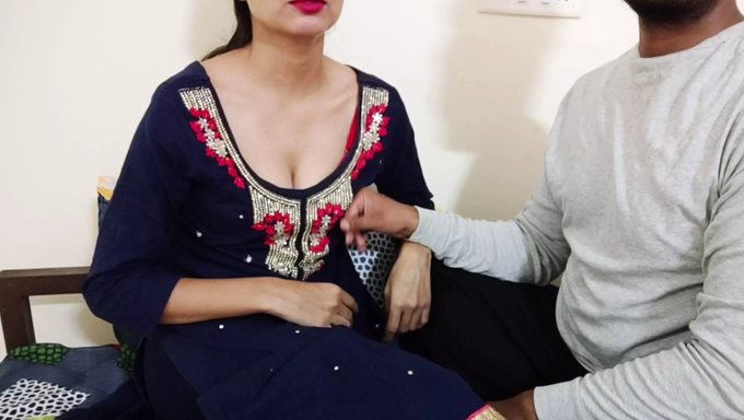 与大学女孩的角色扮演:肮脏的谈话和热辣的遭遇特写镜头