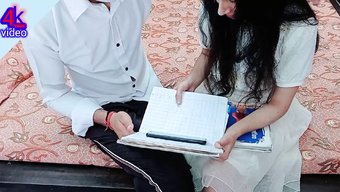 大学生在宿舍房间里做...