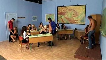 宿舍派对上的学生们狂...