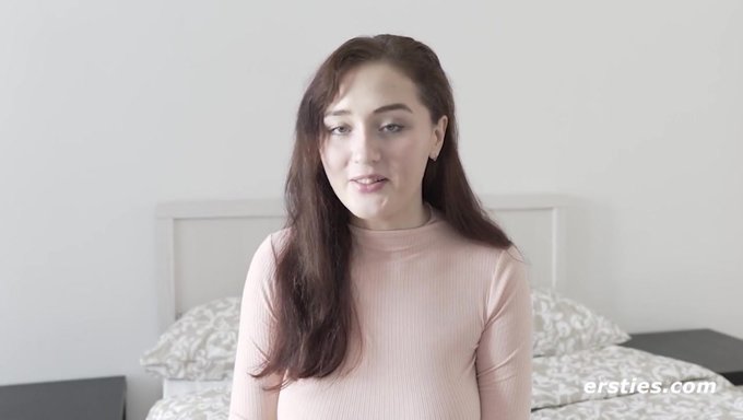 第一次拍摄的俄罗斯美女自慰视频和她最喜欢的性玩具