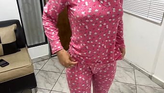 扭臀的继女勾引爸爸的鸡巴。