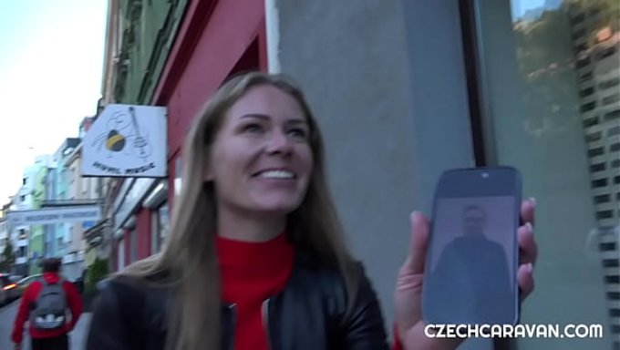 真正的情侣claudia Mac和stanley Johnston在约会网站上相遇,在大篷车里疯狂做爱。