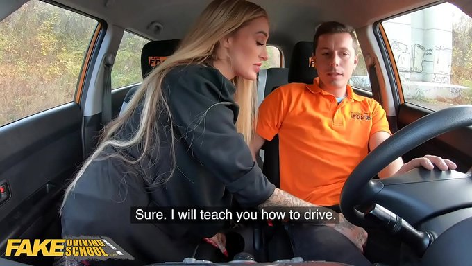 Daisy Lee在fakedrivingschool培训视频中享受口交课程