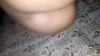 成熟和少女情侣享受湿...