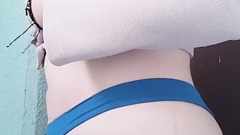 大学辣妹在镜头前脱下...