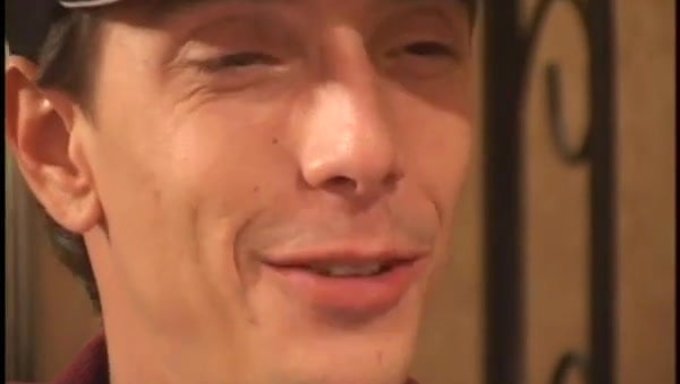 成熟的朱莉·曼德鲁斯给一个年轻男子一个铁杆口交