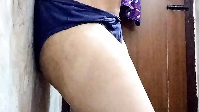 放学后的少女(18+)与自制的女同性恋和成熟的印度夫妇做爱