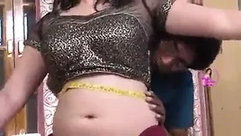 成熟的印度妈妈被她的...
