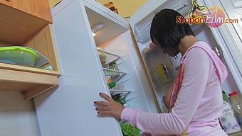 欧洲熟女穿着连裤袜自...