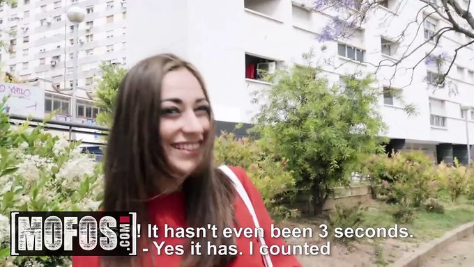 Lucia Nieto被一个陌生人接走,他提供她的钱