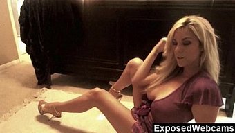 胸部丰满的金发女郎g...