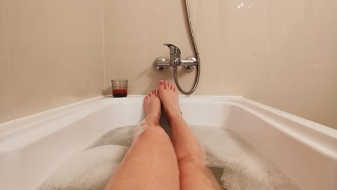 天然乳房和毛茸茸的阴部得到了一些爱