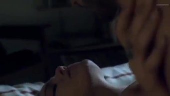 大屁股的印度夫妇在房...