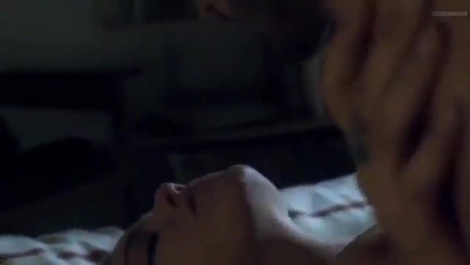 好的印度夫妇在卧室里亲密