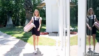 60 Fps的年轻女...
