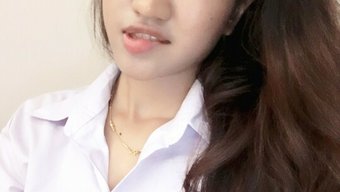 年轻的亚洲女孩在教室里自慰