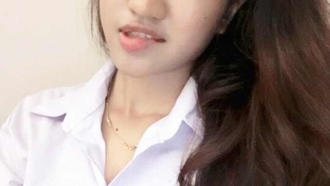 年轻的亚洲女孩在教室里自慰