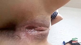 年轻女孩的紧身内裤内...