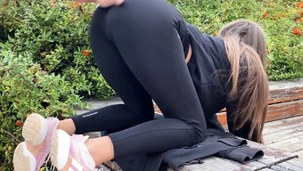 熟女妻子的大屁股被邻...