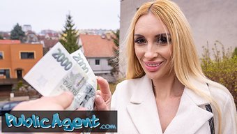 成熟的金发美女在公共...