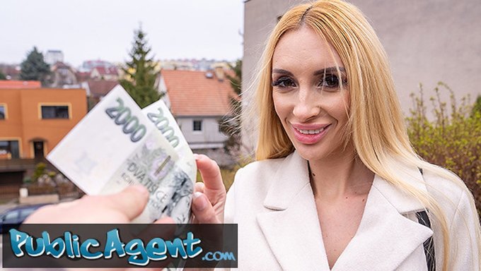 成熟的金发美女在公共场合给了一个惊人的口交