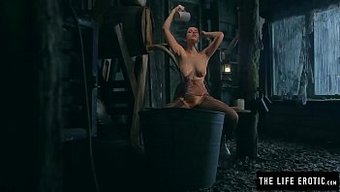 大奶熟女穿着尼龙和高...