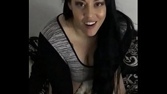 成熟的拉丁美女骑着假...