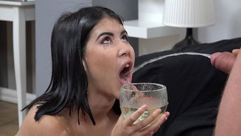 奴隶宝贝在性交时被尿了