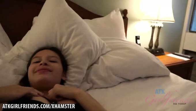 体验zaya Cassidy的口交技巧和pov足交
