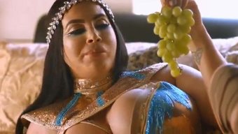 熟女穿着内衣自慰时,...