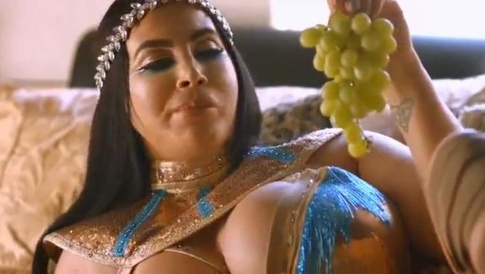熟女穿着内衣自慰时,她的大奶子弹跳