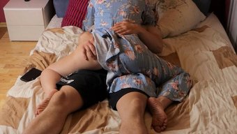 继母发现继子的色情片...