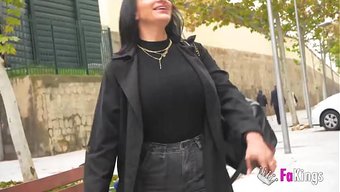 一个大奶妹在马德里走...