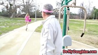 少女给一个年长的男人口交
