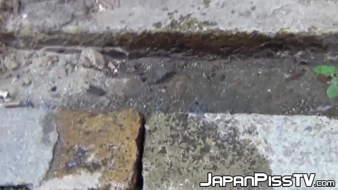 兴奋的男人偷偷拍摄日本女人在户外放松自己