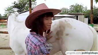 公共公园里的口交和骑...