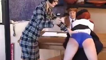 学生被发现出轨,被打了一顿
