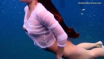 裸体少女在海滨情色视频中