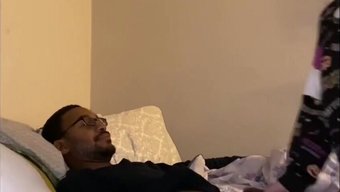娇小的金发女郎在这个...